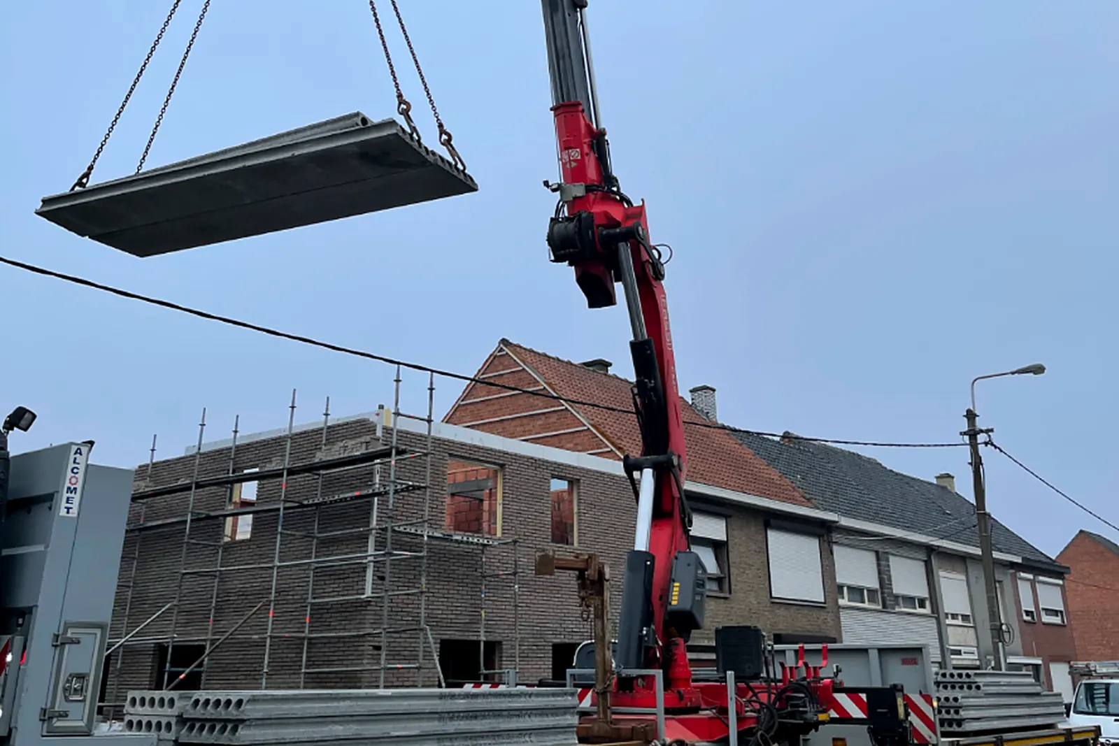 Kraanwagen van Demir Group die welfsels aanvoert en plaatst op een ruwbouwwerf
